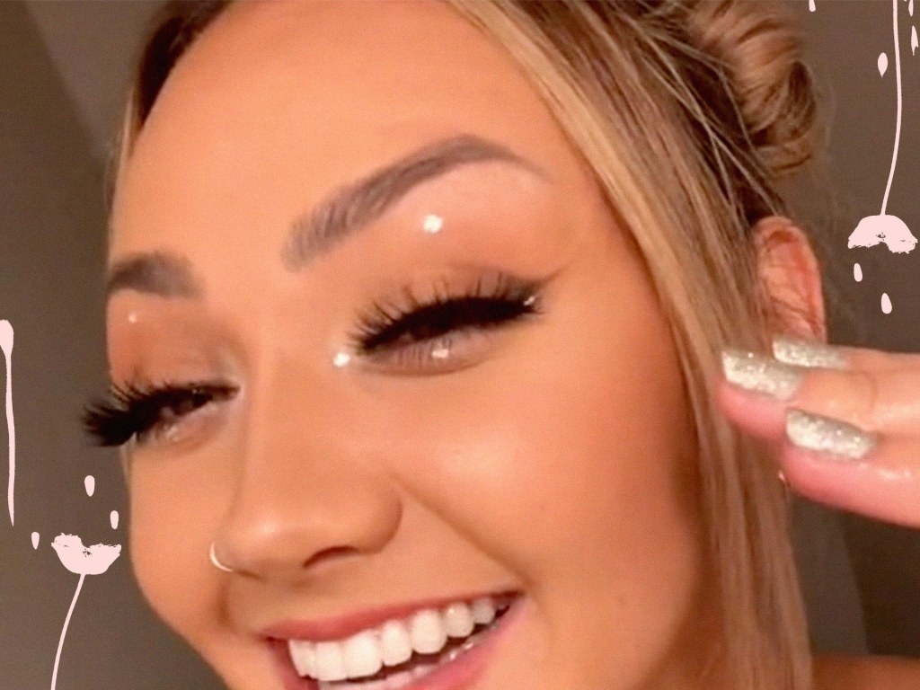 Picture of: This #FourDots TikTok Makeup Trend Apparently Makes You More