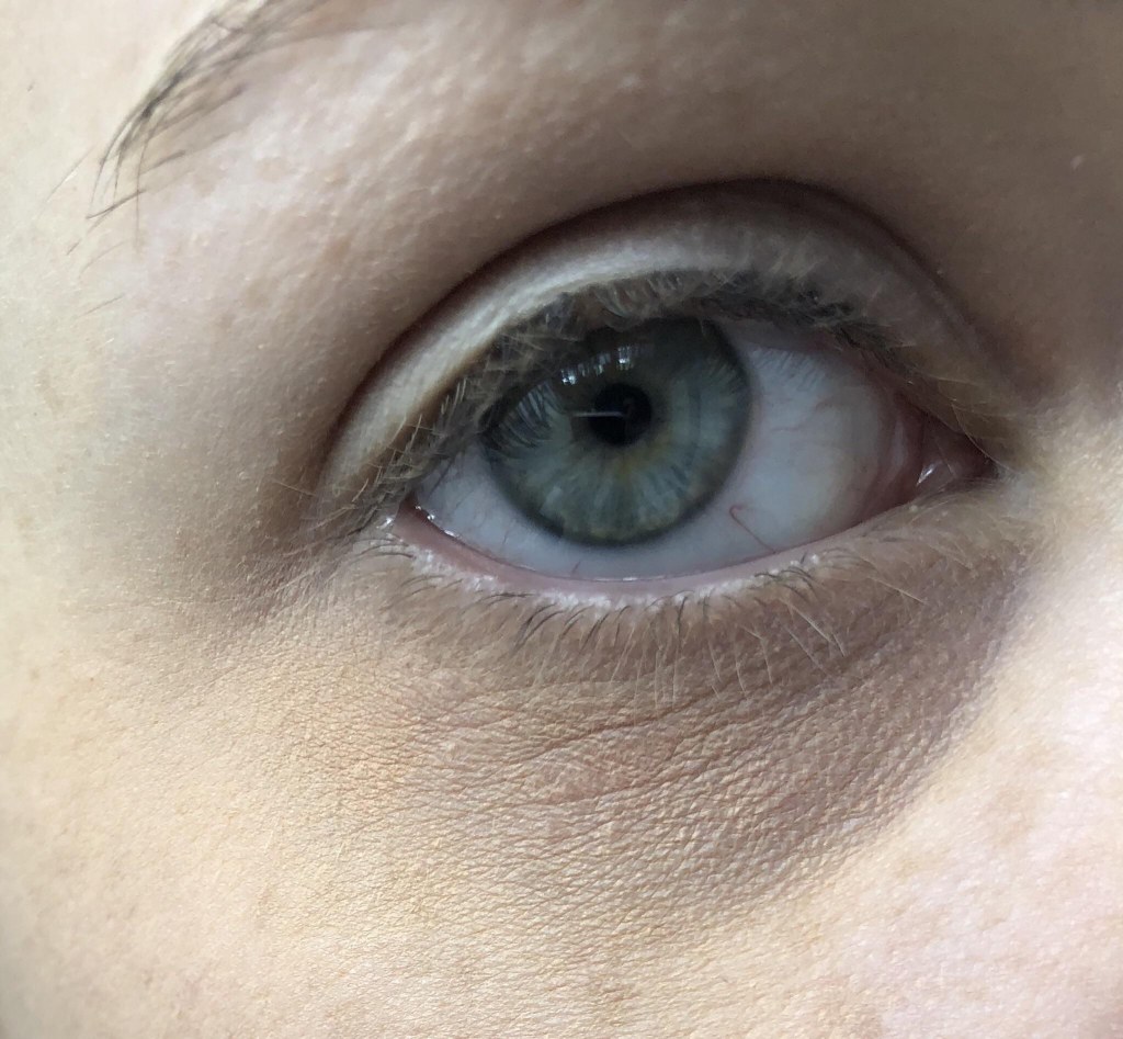 Picture of: What am I doing wrong with my under eye makeup? : r/MakeupAddiction